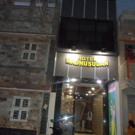 Hotel Madhusudan Dwārka Екстериор снимка