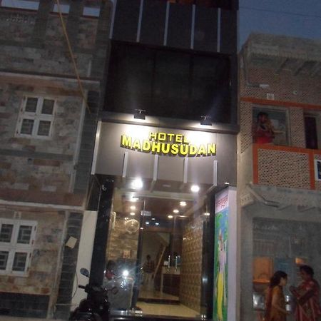 Hotel Madhusudan Dwārka Екстериор снимка