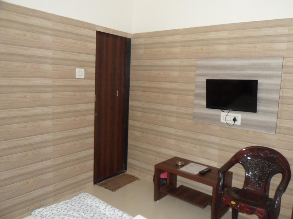 Hotel Madhusudan Dwārka Стая снимка