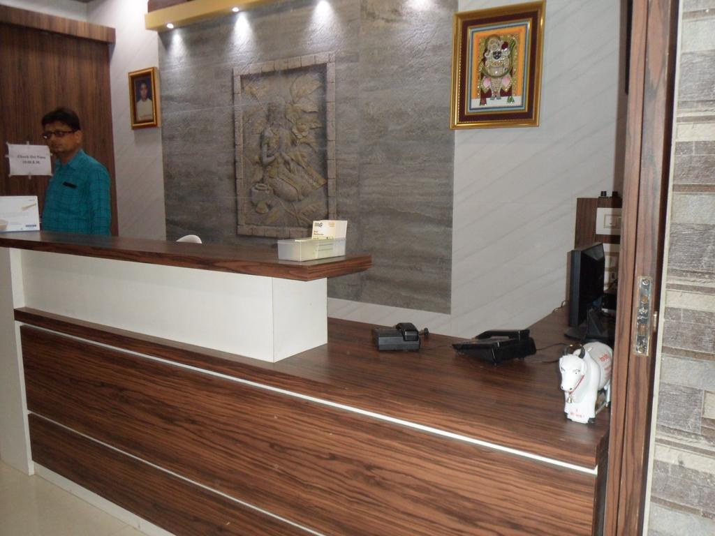 Hotel Madhusudan Dwārka Екстериор снимка