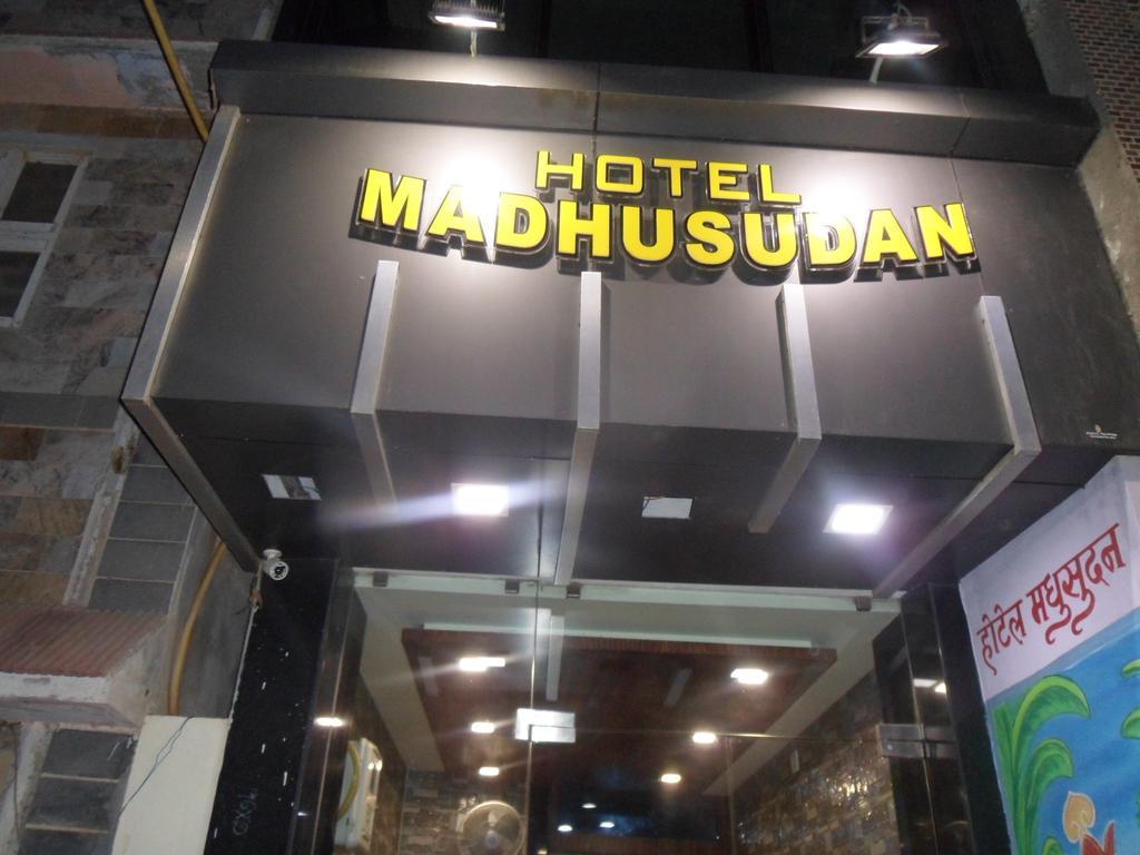 Hotel Madhusudan Dwārka Екстериор снимка