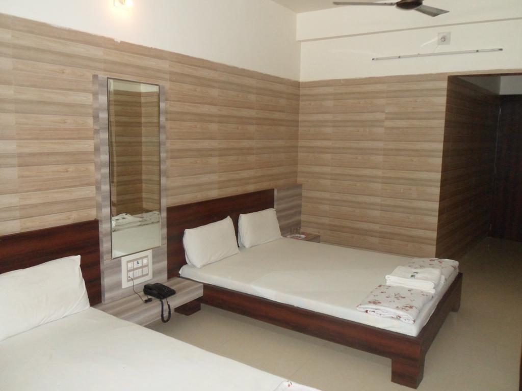 Hotel Madhusudan Dwārka Стая снимка