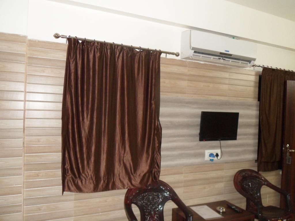Hotel Madhusudan Dwārka Стая снимка