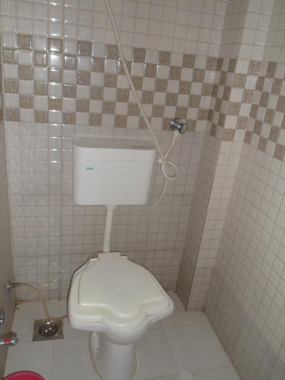 Hotel Madhusudan Dwārka Стая снимка