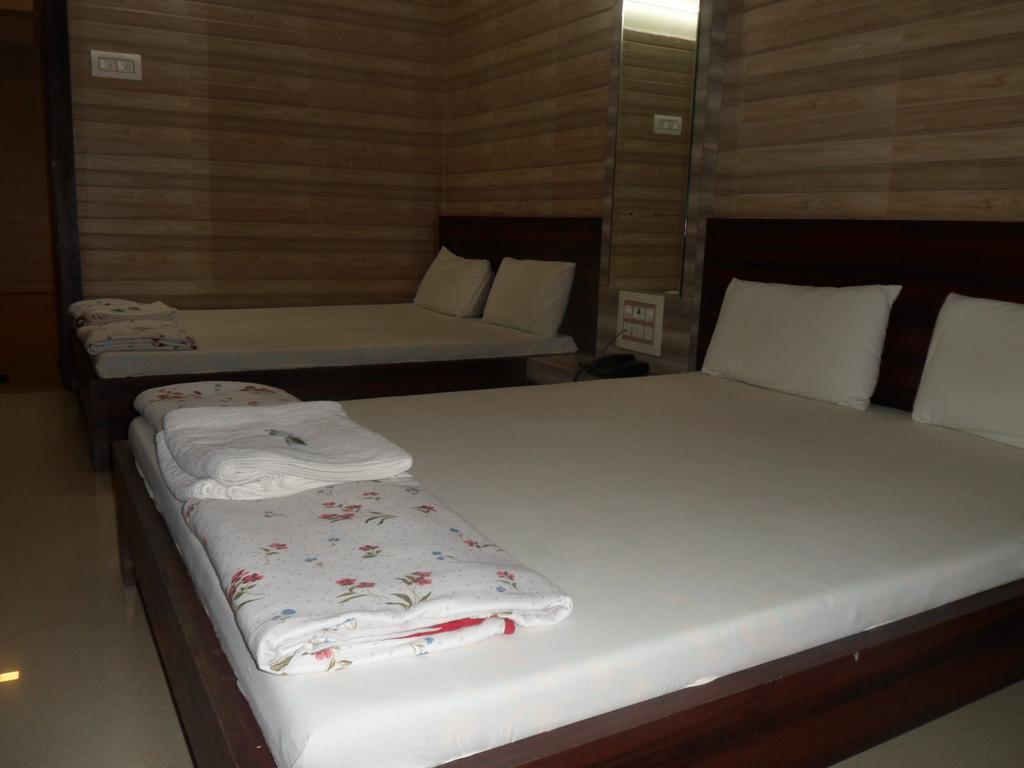 Hotel Madhusudan Dwārka Екстериор снимка