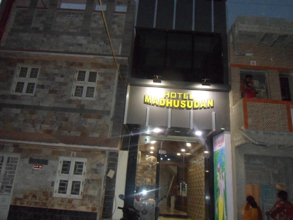 Hotel Madhusudan Dwārka Екстериор снимка