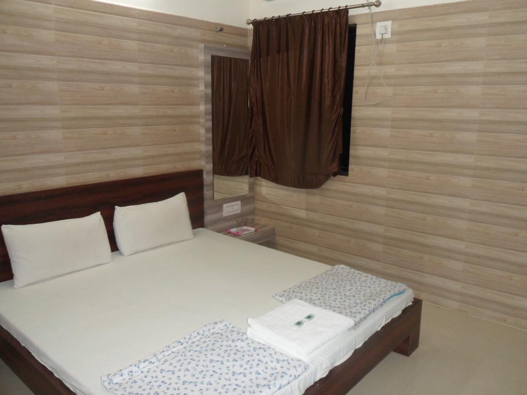 Hotel Madhusudan Dwārka Стая снимка