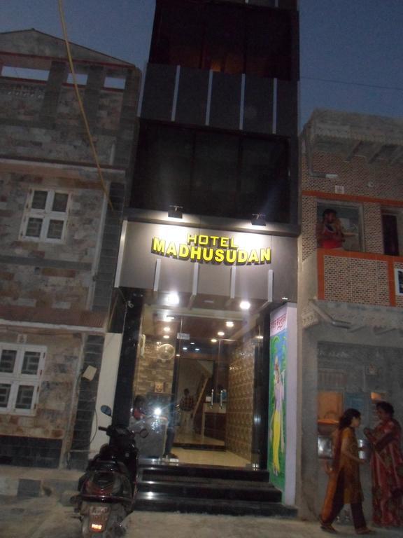 Hotel Madhusudan Dwārka Екстериор снимка